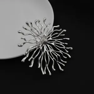 Broche relief déesse du soleil créative en argent au design corail irrégulier