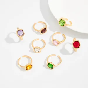 Vue détaillée de bagues en alliage doré ornées de cristaux carrés multicolores