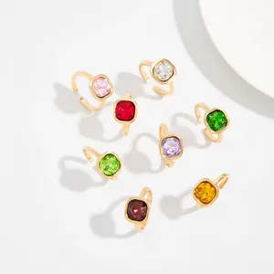 Collection de bagues en cristal carrées colorées avec anneaux dorés réglables.