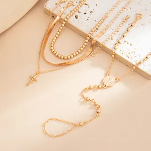 Elegante conjunto de pulsera de anillo dorada con cadena de serpiente y cruz fina
