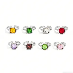 Vue détaillée d'un ensemble de bagues ouvertes avec cristaux carrés de huit couleurs