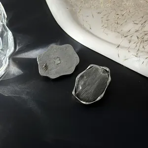 Vista dettagliata di un anello d'argento con trama a increspatura d'acqua e design