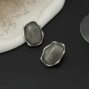 Vista dettagliata della texture ondulata argentata su un anello geometrico di lusso