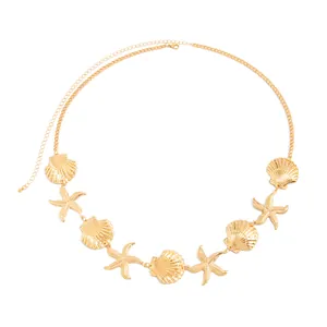 Detailweergave van gouden bohemian tailleketting met zeester- en schelphangers