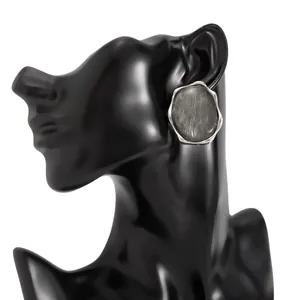 Dettaglio anello geometrico argento con trama a onde su manichino nero