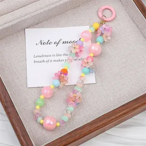 Detailansicht von bunten Glas-Scherenblütenperlen und Pastellperlen für DIY-Schmuck