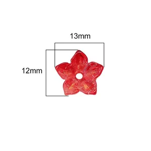 Detailaufnahme einer 13 mm roten Glasperle in Blütenform für DIY-Schmuck.