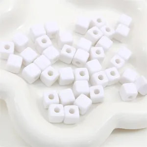 Detailweergave van witte massieve acryl vierkante kralen voor DIY-kettingen en armbanden.
