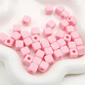 Macro-opname van felroze vierkante acryl losse kralen voor het maken van DIY-sieraden