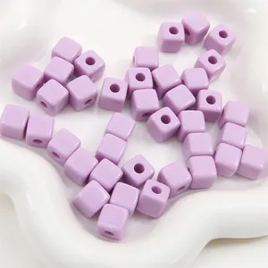 Macro-opname van lichtpaarse vierkante acryl kralen voor handgemaakte DIY-sieraden