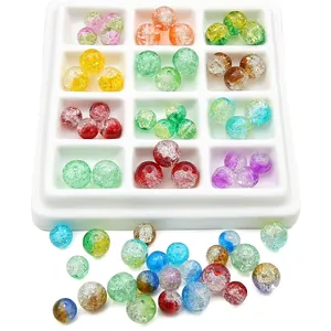Détail de perles en verre craquelé colorées aux motifs divers et teintes vibrantes.