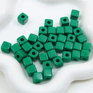Macroweergave van massieve groene vierkante acrylkralen voor DIY-sieraden maken