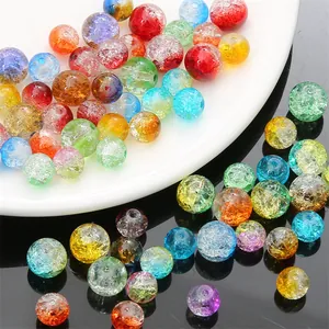 Vue macro détaillée de perles en verre craquelé colorées aux textures cristallines uniques