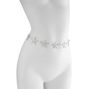 Detailweergave van een boheemse zilveren zeester en parel taille body ketting.