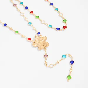 Primer plano de un collar en forma de Y dorado con cristales multicolores vibrantes