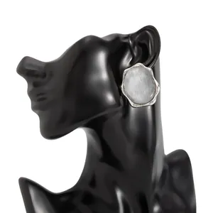 Vista dettagliata di un anello in argento con motivo a onde su un espositore nero