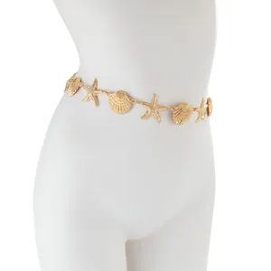 Prachtig detail van de Boheemse gouden zeester en schelp tailleketting op een pop