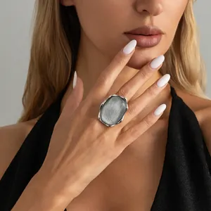 Primo piano dettagliato di un anello d'argento oversize con una pietra grigia
