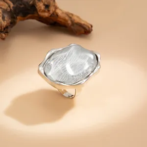 Dettaglio dell'anello onda d'argento con una gemma geometrica testurizzata di grandi dimensioni