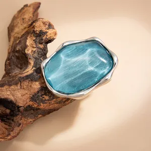 Primo piano di anello argentato con grande pietra blu effetto increspatura
