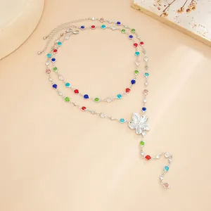 Elegante collar en Y plateado con cristales de colores y colgante de flor de metal