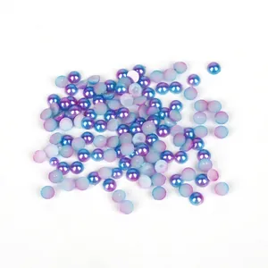 Primo piano di mezze perle ABS cangianti a fondo piatto per nail art e fai da te