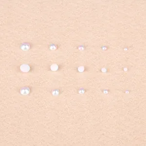 Perle iridescenti a fondo piatto di varie dimensioni per fai-da-te e nail art.