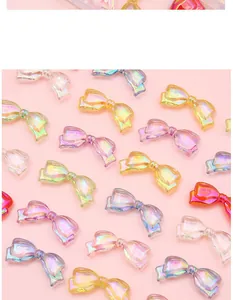 Macrobeeld van iriserende doorschijnende acryl strikken voor handgemaakte DIY sieraden
