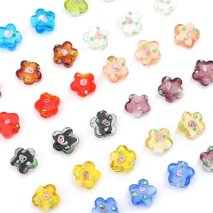 Vista detallada de cuentas de vidrio lampwork coloridas en forma de flor para joyas DIY