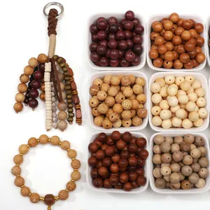 Gedetailleerd overzicht van 10mm natuurlijke houten kralen voor het zelf maken van sieraden