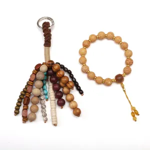 Gedetailleerd zicht op 10mm natuurlijke houten kralen armband en decoratieve kwastenset.