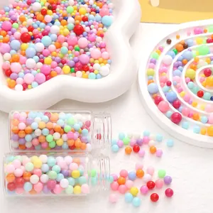 Détail de perles en acrylique colorées pour la fabrication de bijoux DIY et artisanat