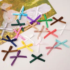 Vista dettagliata di mini fiocchi colorati in poliestere fatti a mano per accessori capelli