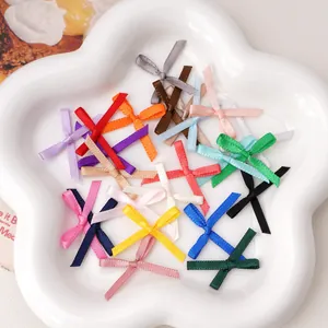 Piccoli fiocchi in poliestere colorati per accessori per capelli fai-da-te e hobby.