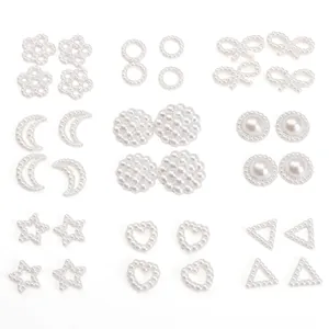 Collezione di perle bianche a forma di cuore, stella e fiocco per le creazioni fai-da-te.