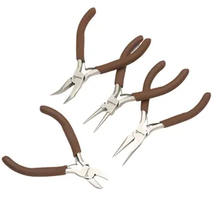 Detailaufnahme von vier verschiedenen Schmuckzangen mit braunen, ergonomischen Griffen