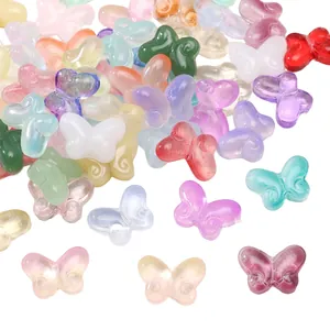 Vue détaillée de perles papillon en verre colorées de 10x14mm pour créer des bijoux.