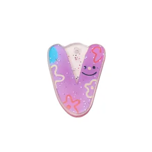 Nahaufnahme eines lila Acryl-Buchstaben-V-Anhängers mit niedlichem Smiley und Mustern