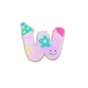 Detailansicht eines bunt bedruckten Acryl-Buchstaben-W-Anhängers für DIY-Schmuck