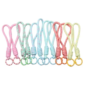Detailansicht bunter geknoteter Handy-Lanyards und DIY-Schmuck-Schlüsselanhänger-Zubehör