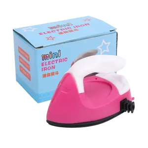 Vista detallada de una mini plancha eléctrica rosa portátil con su caja de empaque