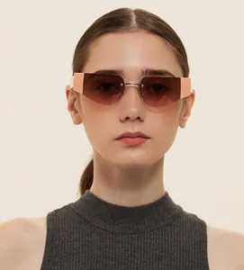 Nahaufnahme einer randlosen Cat-Eye-Sonnenbrille mit braun getönten Gläsern am Modell