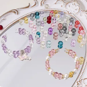 Perle di vetro colorate trasparenti e bracciali fai-da-te su vassoio a specchio
