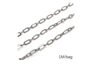 Gros plan d'une chaîne à maillons ovales en acier inoxydable pour la création de bijoux DIY
