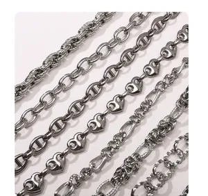 Vue macro détaillée de divers styles de maillons de chaîne en acier pour bijoux DIY.