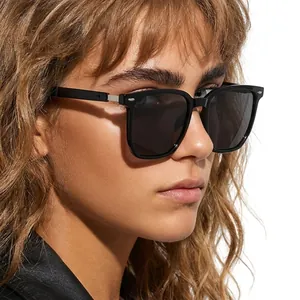Primo piano di occhiali da sole quadrati neri Y2K indossati da una modella alla moda
