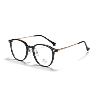 Klassische runde Blaulichtfilter-Brille mit schwarzem Rahmen und roségoldenen Bügeln