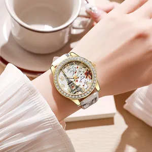 Primer plano de un reloj de cuarzo para mujer con esfera de la Torre Eiffel y diamantes.