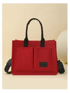 Grand sac cabas en toile rouge avec poches avant et bandoulière large réglable pratique