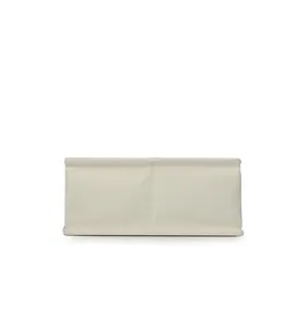 Vue détaillée de la couture des deux poches d'un sac cabas en toile blanc crème.